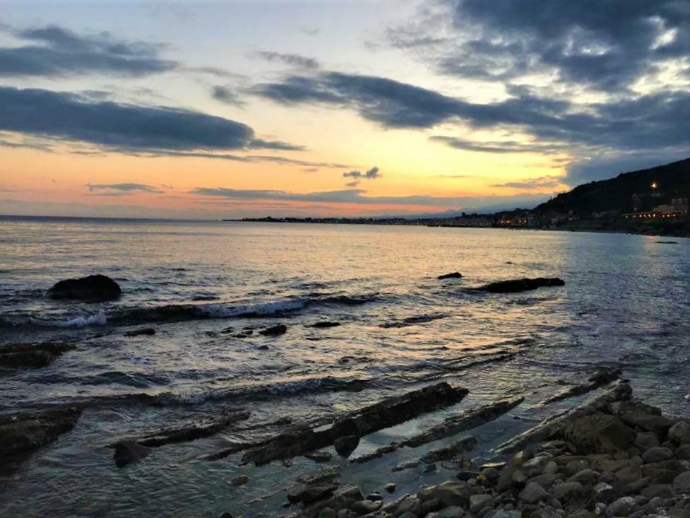 La Baia Dei Delfini Lejlighed Taormina Eksteriør billede